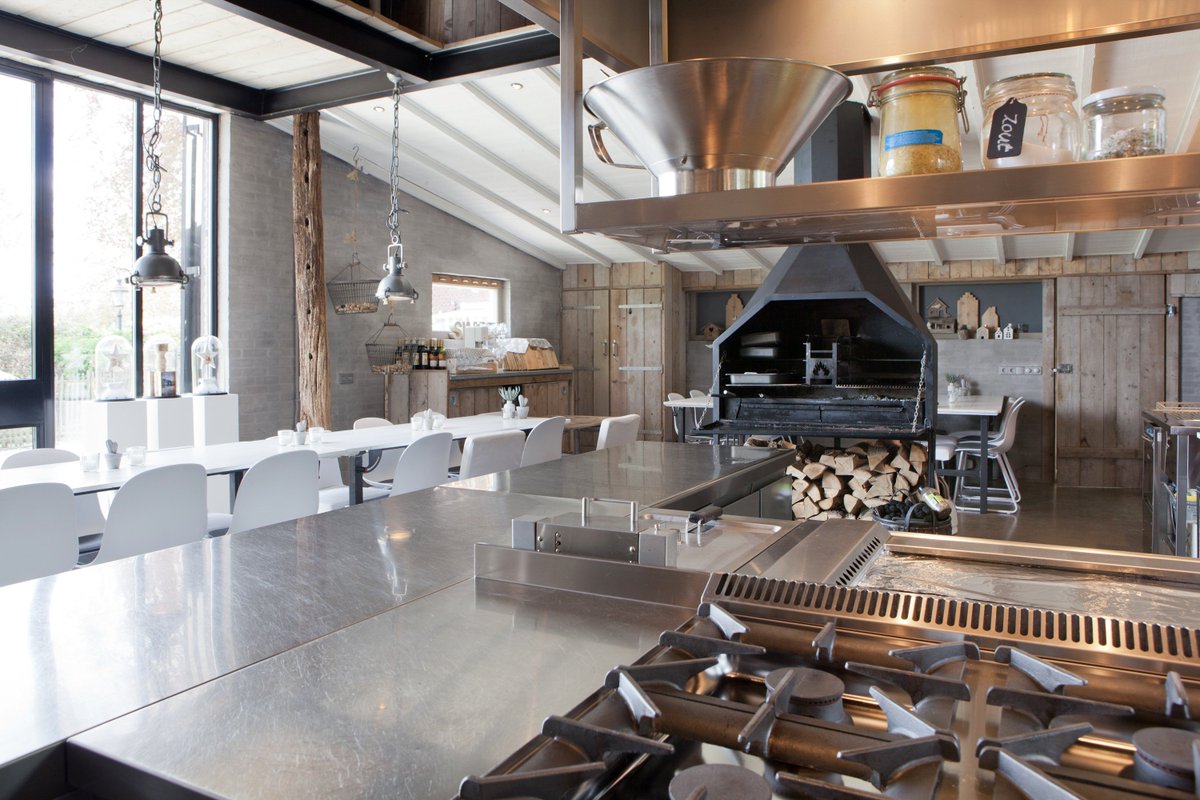 De kookstudio in afwachting van jou! Kom eens met collega’s, vrienden en/of familie naar onze mooi ingerichte en goed uitgeruste kookstudio in de Betuwe. Kijk voor meer informatie op kookstudiosimpel.nl Voel, zie, proef en beleef... #gezellig #samen #koken