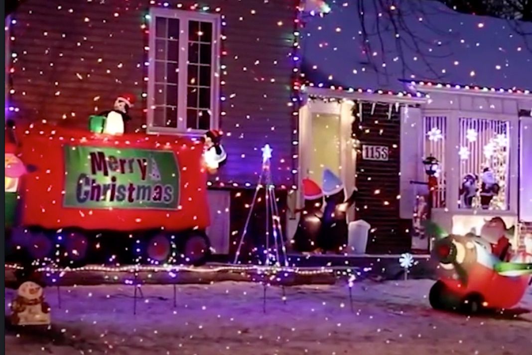 ilSalvagenteit's tweet image. Abbiamo provato per voi #MagicLed, il proiettore laser che promette decorazioni brillanti per decorare la facciata di casa per fine anno buff.ly/2zY9aor