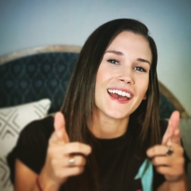 EllenPageFan14's tweet photo. Ooo Shannon is 🔥🔥🔥😻🤩♥️🌹💋 @nowthisisliving #nowthisisliving #shannonbeveridge #shanbev #lilbev #shanbee #lgbtq https://t.co/M8mqZFLTUe