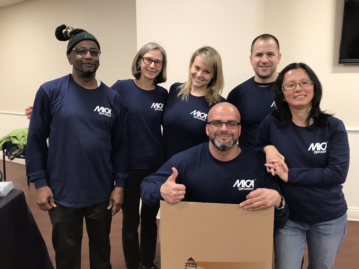 jessicle8's tweet photo. We’re here at #thegreatthanksgivingproject excited to help the @BptMission provide food and warm coats to local families in need! https://t.co/1fEklOwoi1