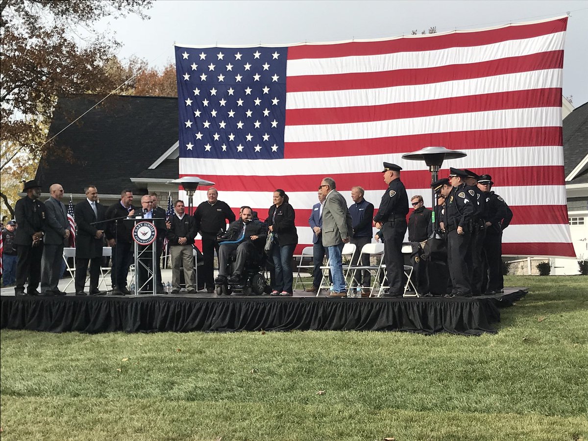 RossBullington's tweet photo. #WelcomeHome Police Officer Mike Flamion @BallwinPolice @CityofBallwinMO #BallwinStrong @GarySiniseFound #RISE #ThankYou https://t.co/bwMsfpKsSA