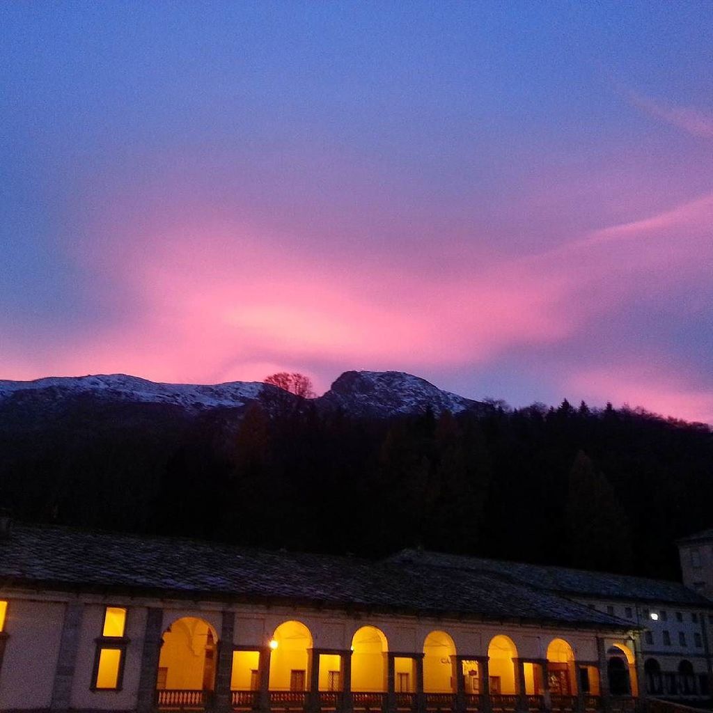 ViviOropa's tweet photo. #tramonto #mucrone #innamoratidelbiellese #oropa #unesco #visitpiemonte https://t.co/Y59uzOMkuA https://t.co/pIKWirVS9v