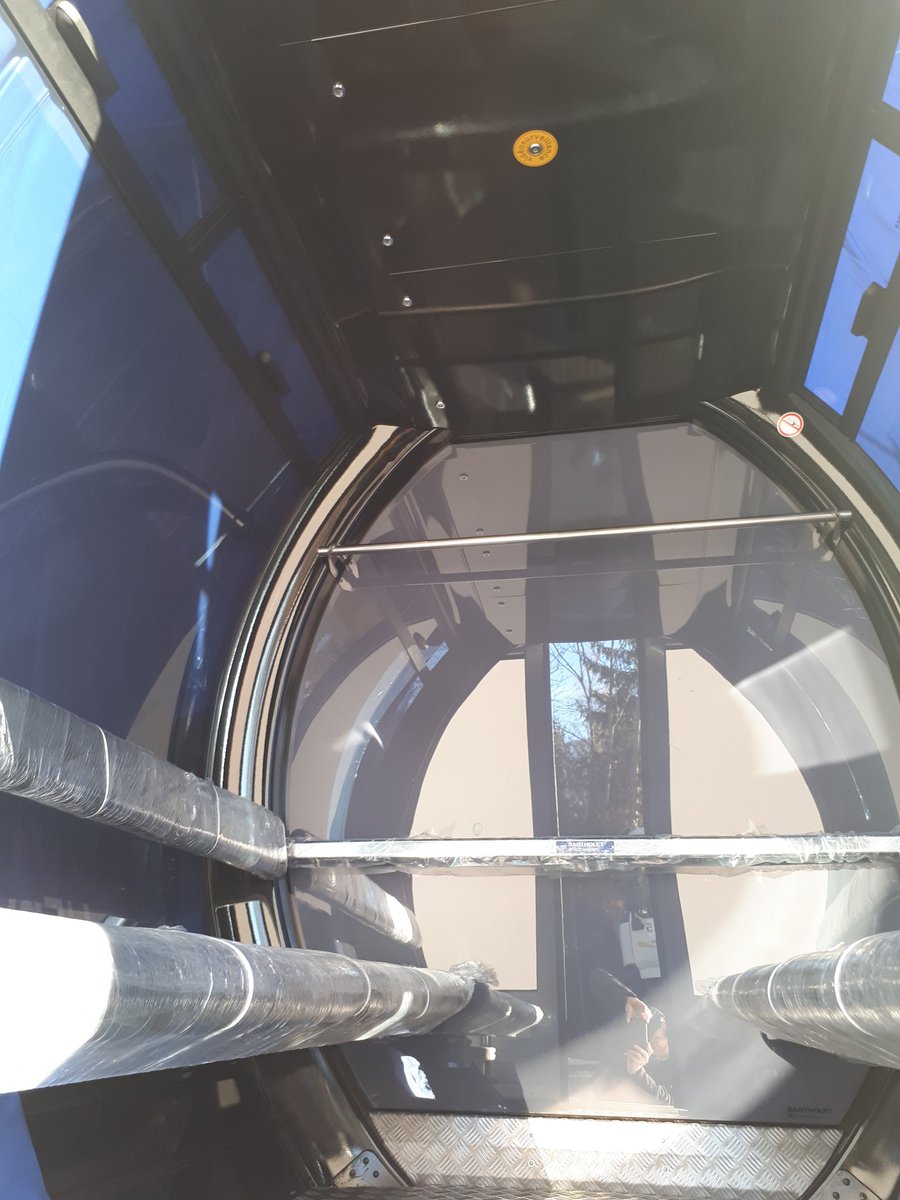 OzVaujanySki's tweet photo. #retoursurtwitter avec la 1ere cabine @Porsche sur la ligne du télécabine #envers https://t.co/h5JlOMjk51
