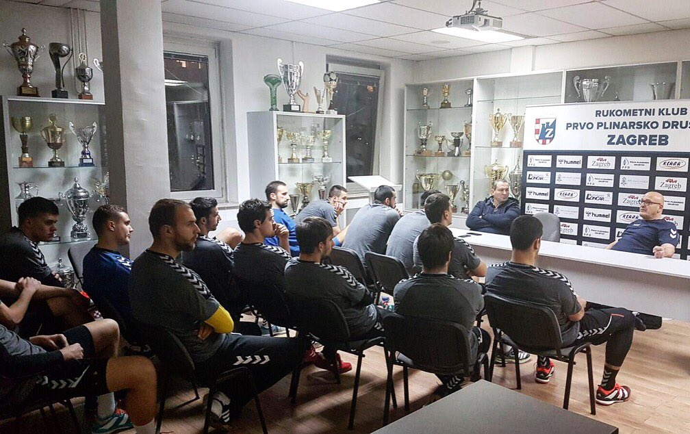 RKZagreb's tweet photo. New coach Zlatko #Saracevic has just held an important meeting with his team 🎤 #rkzagreb #Lions #iznadsvihZagreb https://t.co/shoBu9kA8f