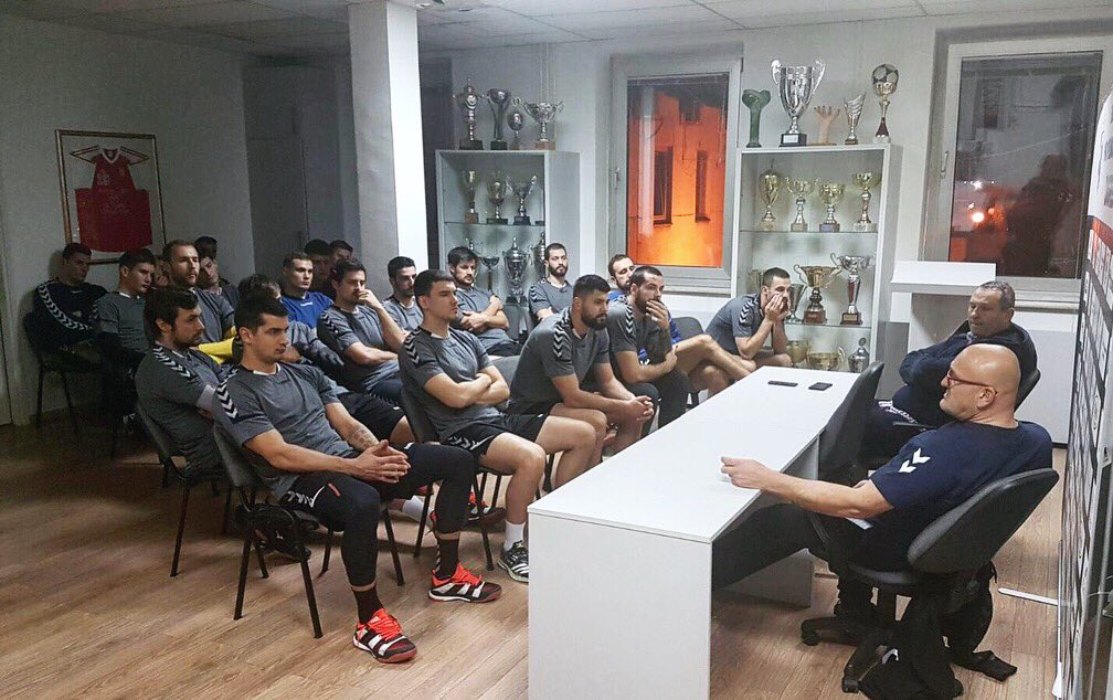 RKZagreb's tweet photo. New coach Zlatko #Saracevic has just held an important meeting with his team 🎤 #rkzagreb #Lions #iznadsvihZagreb https://t.co/shoBu9kA8f