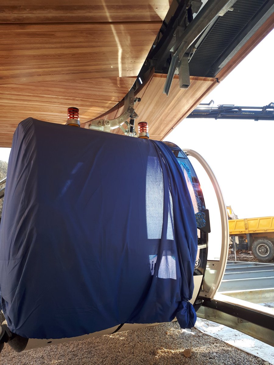 OzVaujanySki's tweet photo. #retoursurtwitter avec la 1ere cabine @Porsche sur la ligne du télécabine #envers https://t.co/h5JlOMjk51