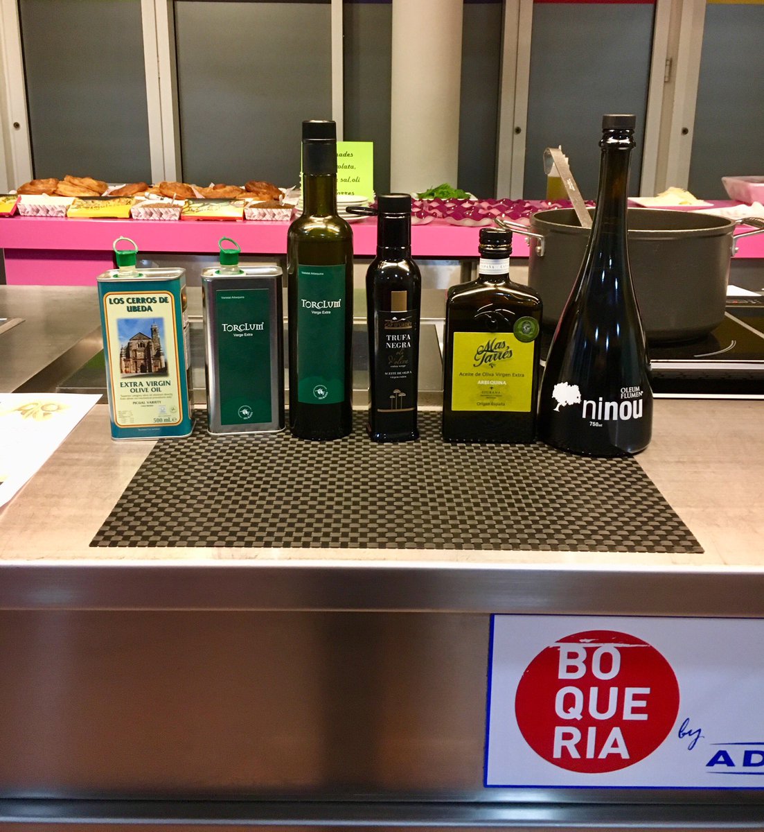 BlogHedonista's tweet photo. Degustación de #aove con #olivesfrancesc en el aula #gastronomica de #laboqueria #barcelona #ninou @oleumflumen  @mastarres #capdurdet #cerrosdeubeda @Torclum https://t.co/CYBQnOZ2Uy