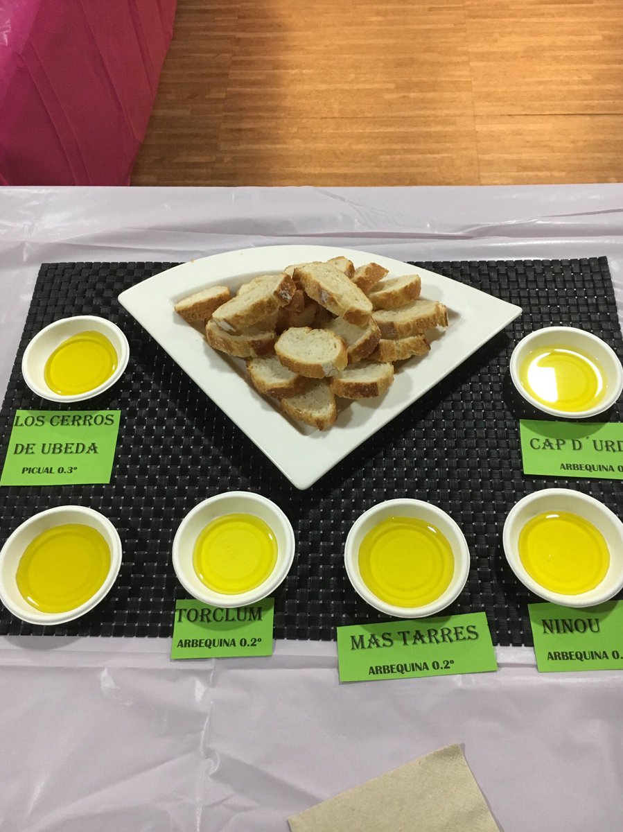 BlogHedonista's tweet photo. Degustación de #aove con #olivesfrancesc en el aula #gastronomica de #laboqueria #barcelona #ninou @oleumflumen  @mastarres #capdurdet #cerrosdeubeda @Torclum https://t.co/CYBQnOZ2Uy