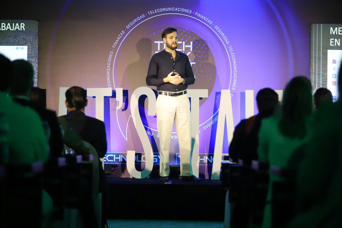 ClaroRD's tweet photo. Damos la bienvenida a Erich Frankenberg, Senior Business Operation Manager de AMAZON SINGAPORE, quien ofrecerá la conferencia magistral sobre finanzas. #Clarocloud #TechTalkEvent https://t.co/Ctyvu44rDG