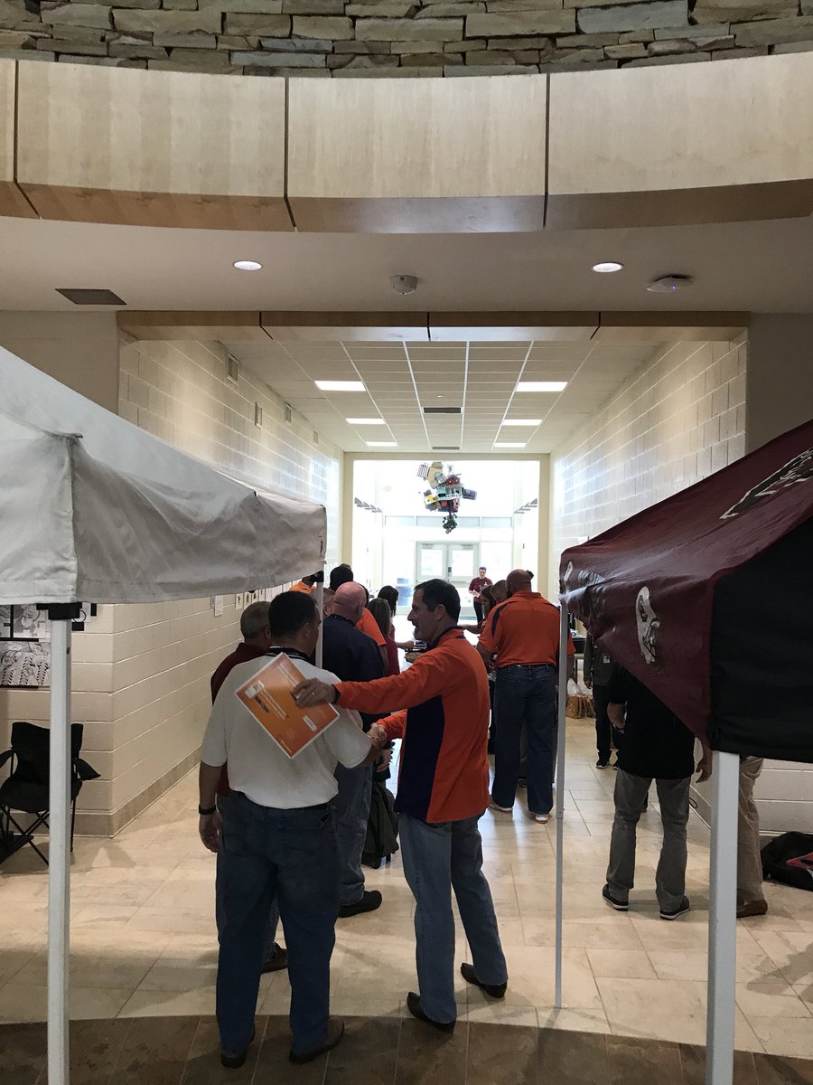 LucasClamp's tweet photo. Getting ready for the annual Tailgate @RBHSGators #tigersvsgamecocks https://t.co/ya5buZ6RzK
