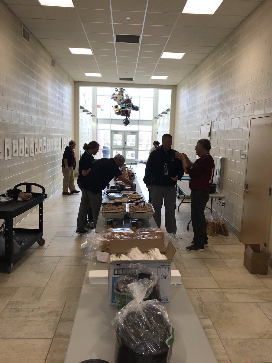 LucasClamp's tweet photo. Getting ready for the annual Tailgate @RBHSGators #tigersvsgamecocks https://t.co/ya5buZ6RzK
