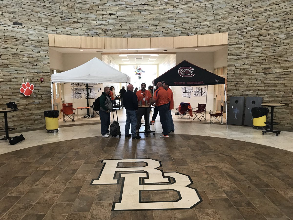 LucasClamp's tweet photo. Getting ready for the annual Tailgate @RBHSGators #tigersvsgamecocks https://t.co/ya5buZ6RzK