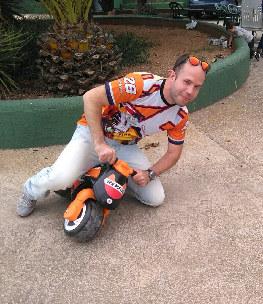 pardo8419's tweet photo. @box_repsol @marcmarquez93 @Michelin_Sport @HRC_MotoGP @MotoGP @CircuitValencia @FanClubMM93 Yo es que iba con dura delante 😂 https://t.co/rdJPKmuimS