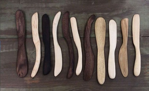Cuchillos y navajas para untar en nogal, arce, roble y haya. Cada uno es único y con su propia personalidad. instagram.com/p/BbeeYdjBWcn