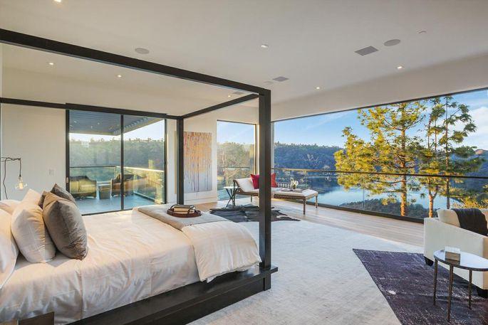 realtordotcom's tweet photo. See the before and after of this multimillion-dollar makeover in Bel Air https://t.co/Ug2Zt5BLXx https://t.co/ur2lXN9siR