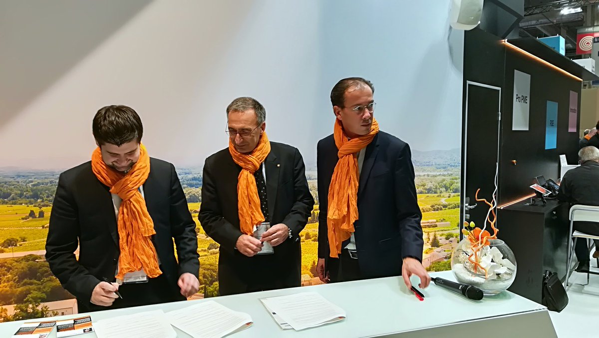 francois_pons's tweet photo. Signature Convention Innovation sur le stand #orange du Salon des maires à Paris #dole https://t.co/snT5WrJJWA