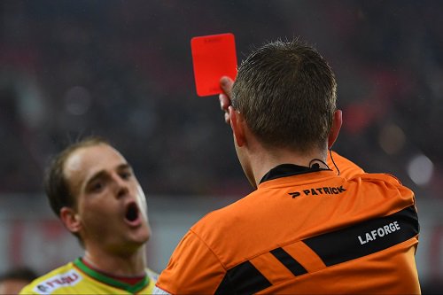 kvoostende's tweet photo. Schorsing Capon teruggebracht naar 1 effectieve speeldag. Sanctie Vandendriessche bevestigd. Beiden missen dus enkel de match tegen @AS_Eupen https://t.co/ws2R8LPPUt https://t.co/Ch5rcQqaYP