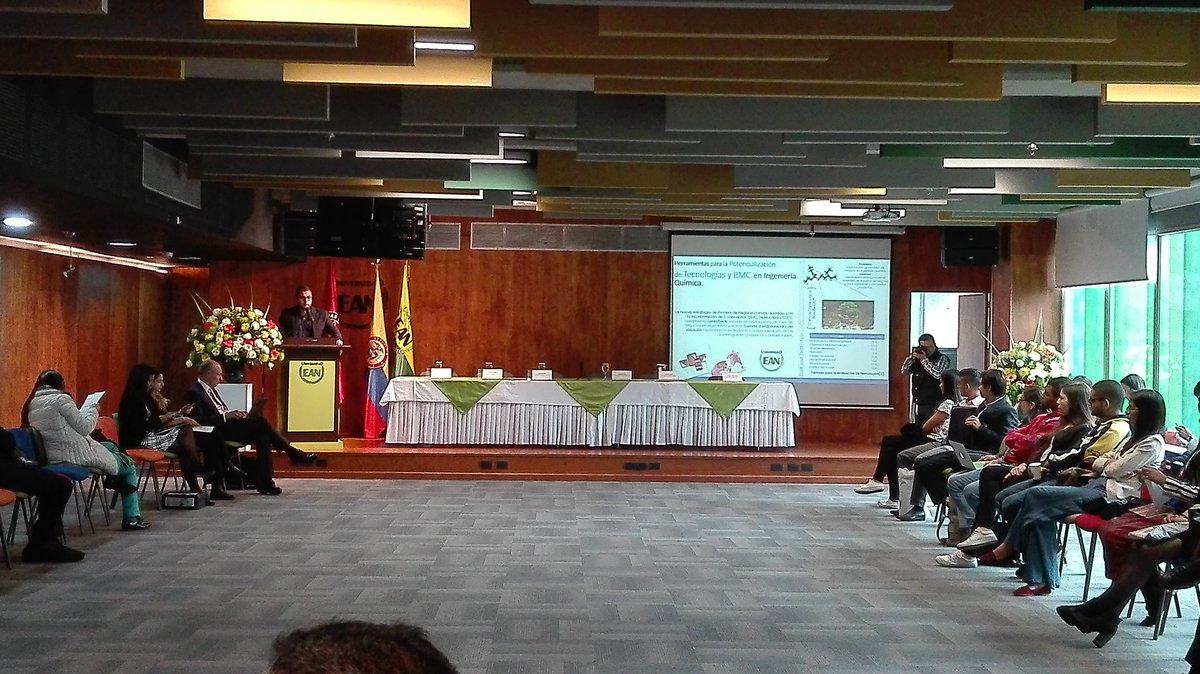 SIIPAR_EAN's tweet photo. El docente Jeffrey León  presentando ponencia "Herramientas para la potencialización de tecnologías y BMC en ingeniería Química" en el evento Isustainability 2017 https://t.co/STVIPAgTH9