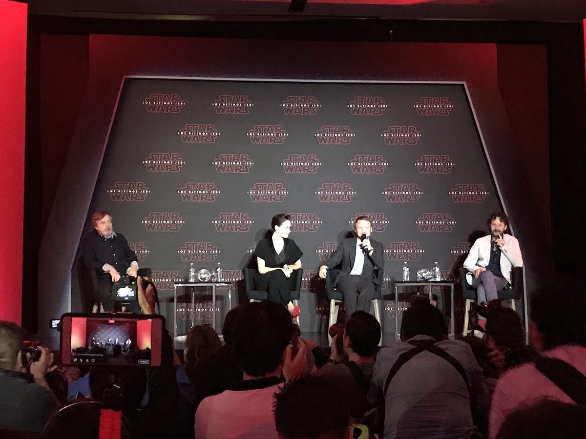 CinemaMovil_mx's tweet photo. #DaisyRidley puntualizó que, aunque su personaje de Rey es una mujer empoderada, no podemos olvidar que fue un personaje escrito en conjunto entre hombres y mujeres. “Es un ejemplo de diversidad”, dijo. #StarWars #TheLastJedi #LosÚltimosJedi https://t.co/i7dzSd4bHs