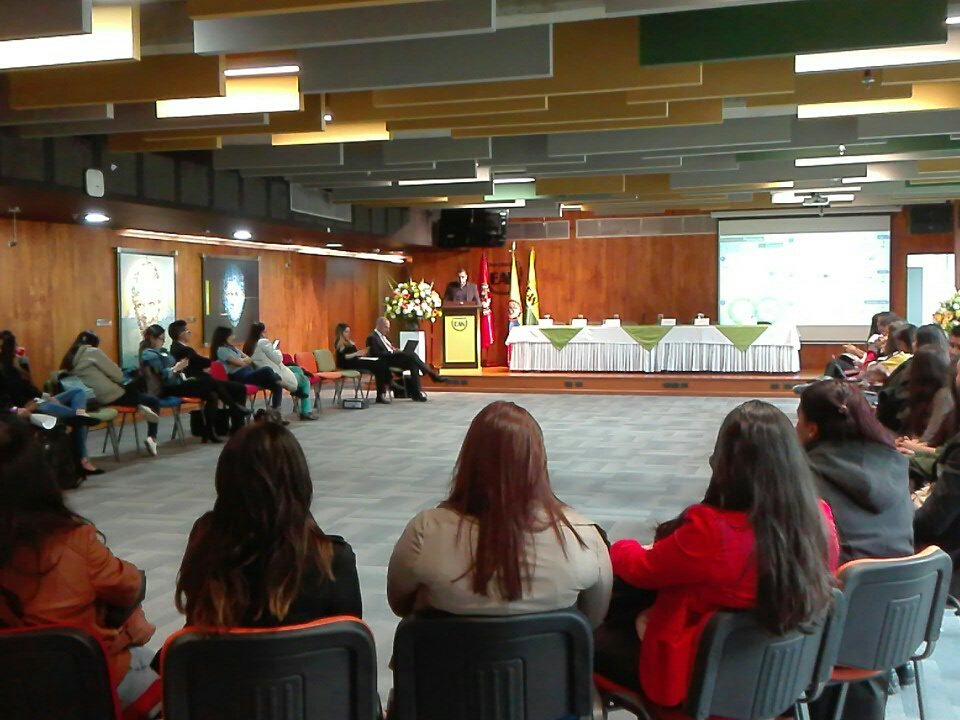 SIIPAR_EAN's tweet photo. El docente Jeffrey León  presentando ponencia "Herramientas para la potencialización de tecnologías y BMC en ingeniería Química" en el evento Isustainability 2017 https://t.co/STVIPAgTH9