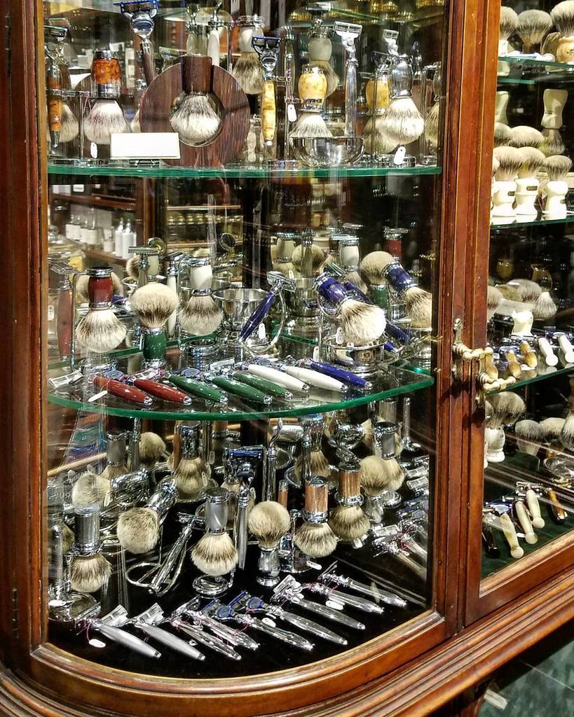 Stocked and ready for the holidays. #gentlemensbarber #classic #barbershop #barber #chicagobarber #chicago #goldcoast #magmile #900shops #shavingbrush #safetyrazor #straightrazor #edwinjagger #muhle #marfin #czechandspeake #mondial #simpsons #dovo #stjam… ift.tt/2iE6BQP