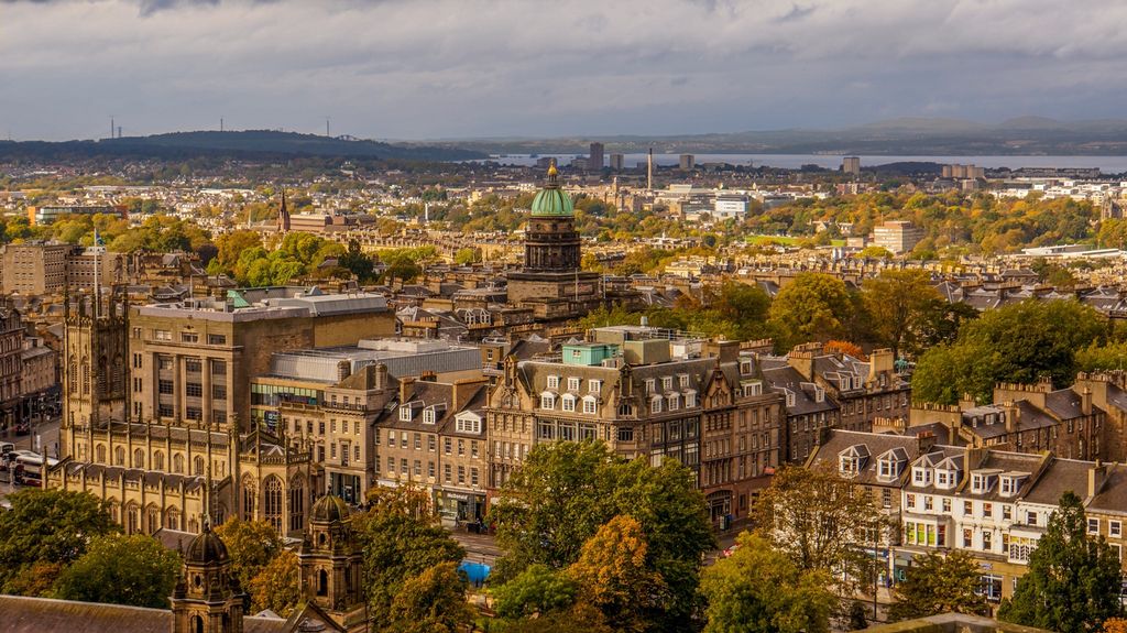 BurnBucketlist's tweet photo. Last picture but not the last time we are in #Scotland 😭👋🏻 #Edinburgh, you won our hearts and our stomachs 😁😝 #autumndays 🍁 #weekendgetaways 🗺 #BurnTheBucketlist 🔥 📷 #sonya7rii https://t.co/HNuqNbuEf1