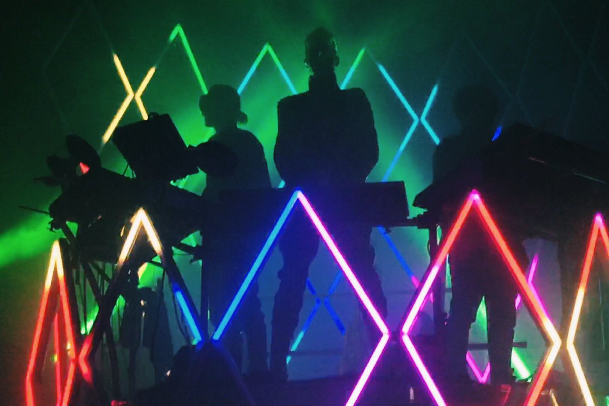 JaimepasTomK's tweet photo. « The Dream Machine takes all of us. Come on board and leave the rest behind. » See you soon 🇺🇸💕@tokiohotel #DMNancy (les screens des vidéos qui font plaisir ) https://t.co/z9lfLJGzvk