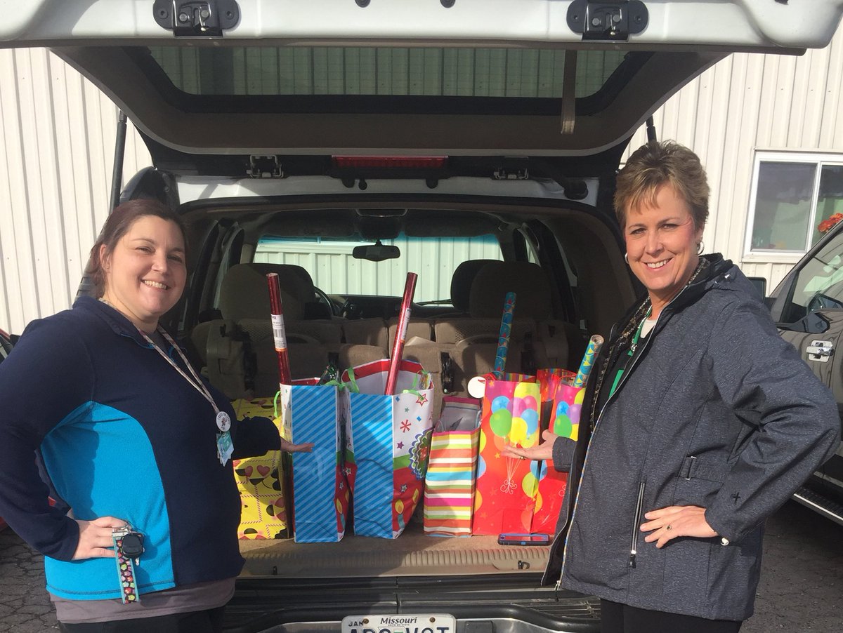 MrsHuberPCSD32's tweet photo. Delivery of some of the Bithday Boxes/Bags 5th grade created for our service project. @LohmannD32 @mrsbuchheitd32 #PCMSD32 #weareD32 #piratepride https://t.co/1GVnyxlV0i