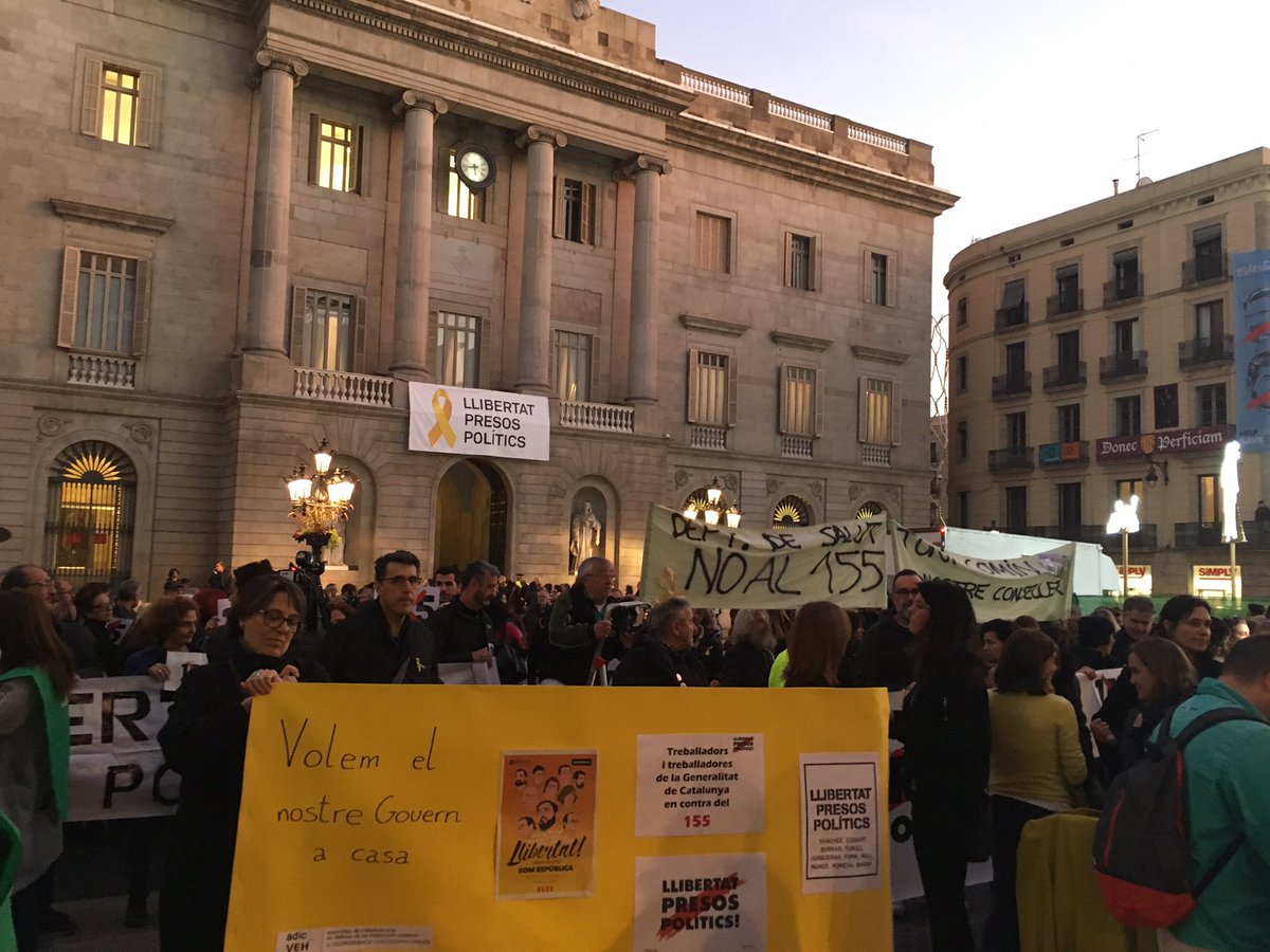 assemblea's tweet photo. 📷 A Sant Jaume donem suport als treballadors públics, que van arribant de diferents departaments per rebutjar l'aplicació del 155
#Llibertat https://t.co/dBh1YRiZPH