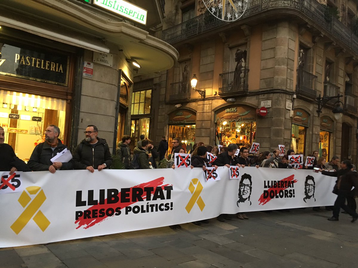 assemblea's tweet photo. 📷 A Sant Jaume donem suport als treballadors públics, que van arribant de diferents departaments per rebutjar l'aplicació del 155
#Llibertat https://t.co/dBh1YRiZPH