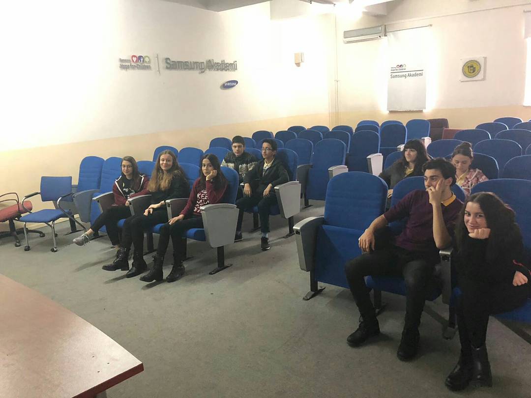 Team6038's tweet photo. We started working with our new teammates😝😝 #newteammates #itobot6038 #first #stem #frc #firstinspires #team6038 #morethanrobots #omgrobots #stemsquad #makeitloud https://t.co/OC6axXss3k