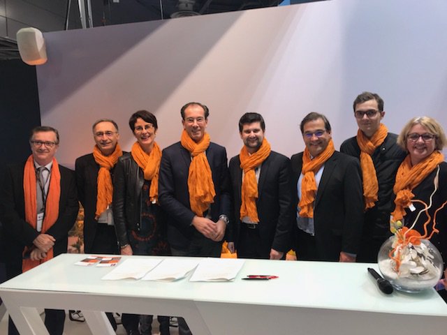 OrangeBFC's tweet photo. #SMCL2017 #Orange Partenaire fidèle des communes en zones rurales ! Signature d’une convention d’accompagnement pour le développement #numérique de la ville de Dole et Jura , par jean baptiste Gagnoux maire de Dole , @jmsermier député du Jura et @cyrilluneau https://t.co/XanYpce6cS