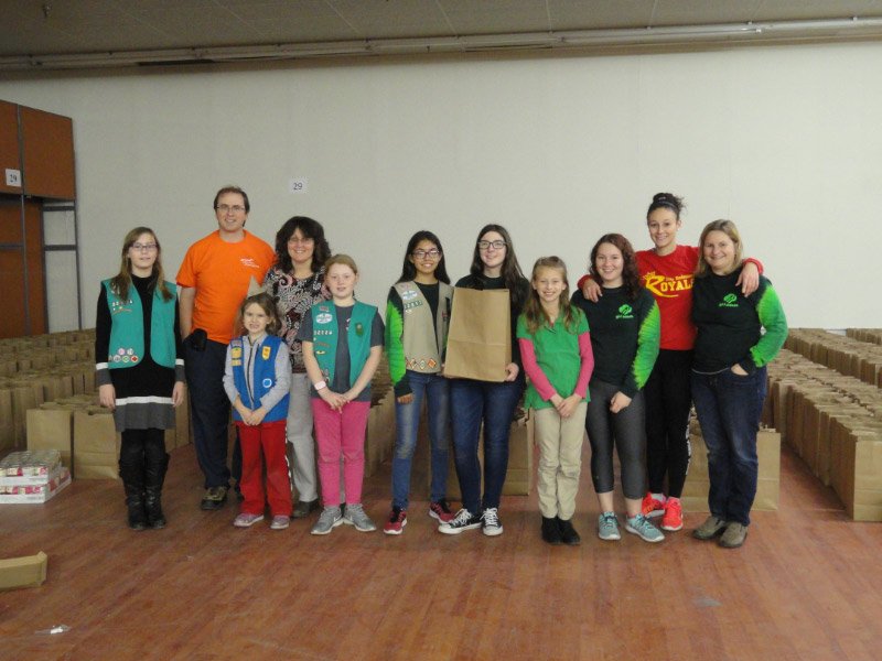 GSHPA's tweet photo. Girl Scouts from Troops 32817, 32524, and 30307 from Wilkes Barre/ Hanover Area recently assisted packing Thanksgiving food for CEO's Thanksgiving Food Distribution located at the East End Center in #wilkesbarre. #thanksgiving #gsgiveback #communityservice #nepa #girlscouts https://t.co/vvE7gAuxVf