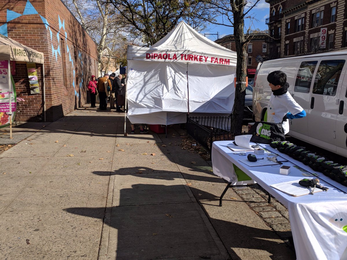 greenyc's tweet photo. Had a great time at Cortelyou Greenmarket! Thanks to everyone who took the #BYONYC pledge! @NYCGreenmarkets #GMKTnyc https://t.co/ibvypG96iH