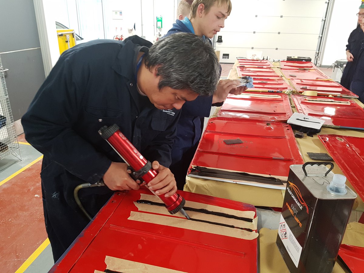 _CityGarage's tweet photo. Pat Piggott from #INDASA Abrasives delivered a master class on spray sealers to the Accident Repair Paint students today.  Big thanks to Pat and #INDASA for their continued support. #itsyourturn #Sunderlandcollege https://t.co/nvoCaE1pdv
