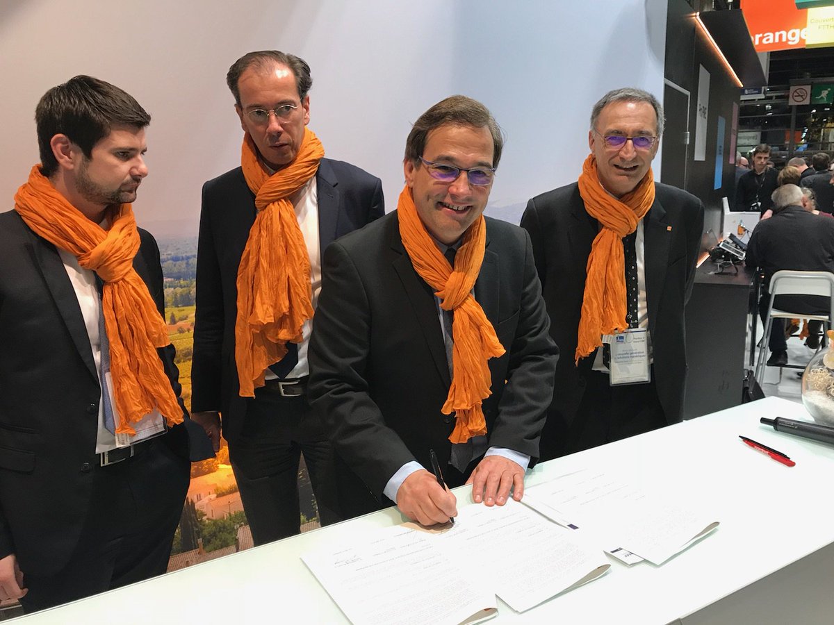 OrangeBFC's tweet photo. #SMCL2017 #Orange Partenaire fidèle des communes en zones rurales ! Signature d’une convention d’accompagnement pour le développement #numérique de la ville de Dole et Jura , par jean baptiste Gagnoux maire de Dole , @jmsermier député du Jura et @cyrilluneau https://t.co/XanYpce6cS
