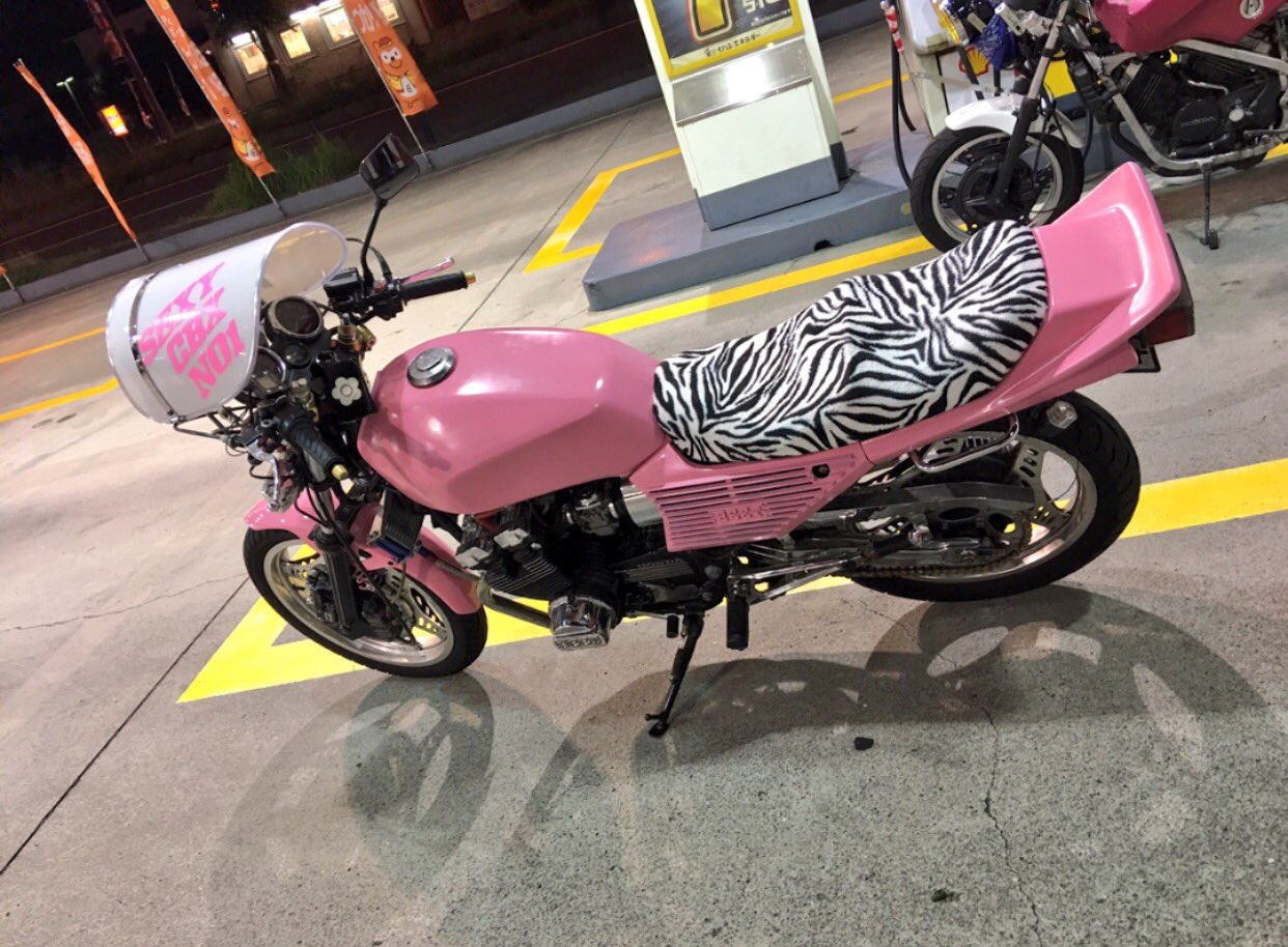 可愛いカッコイイピンクのCBX400Fのエンジン始動をさせて