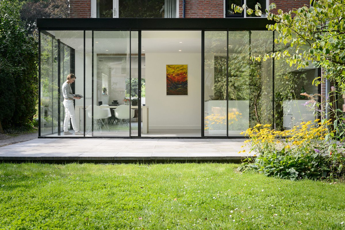 Woning Roeterdsweg Diepenveen. De nieuwe uitbouw en terras hebben exact dezelfde maat als de bestaande plat­te­grond van de begane grond. Hiermee krijgt het huis uit 1950 veel meer func­ti­o­nele ruimte en blijven de verhou­dingen intact.  bit.ly/2B9xVhl