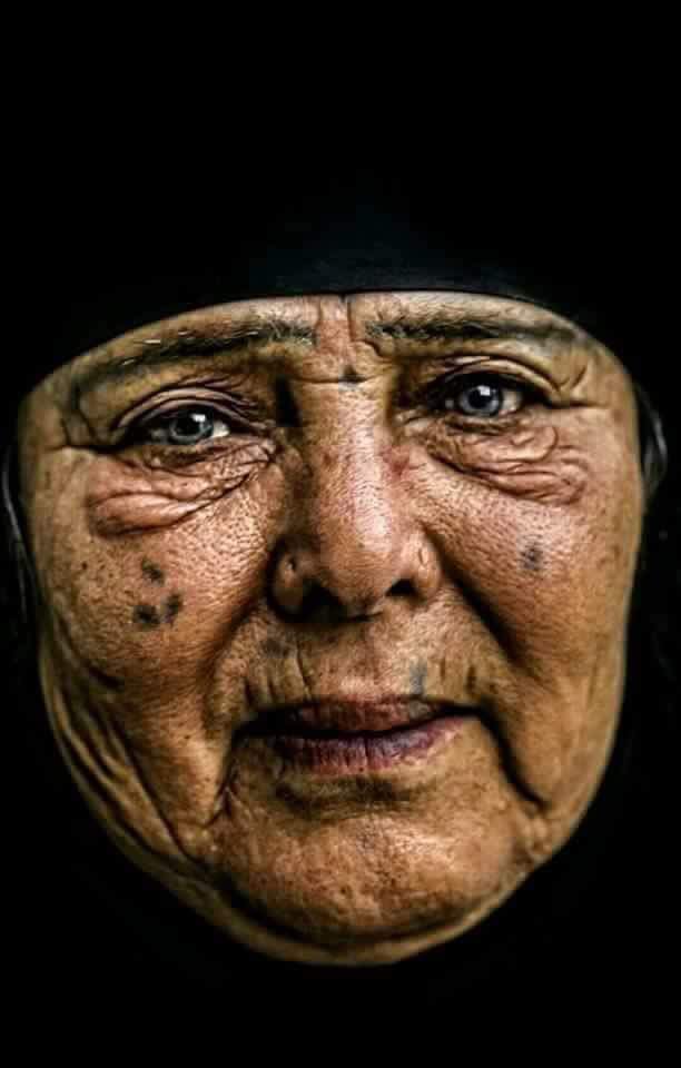 في طفولتي    :
                          كانت لدي حصّالة لجمع النقود    ..
        كنت أملأها بأوراق التقويم     ، 
لعلي أستطيع إطالة عمر أمي   .