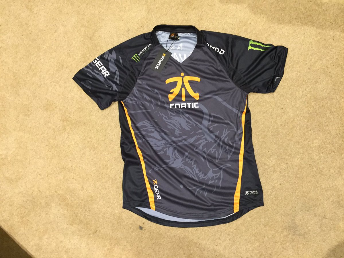 quayelol's tweet photo. Crazy off seasons Black Friday GIVEAWAY bonanza. 

My spare Worlds Edition jersey. RT, like and follow. 

Will choose winner on Friday! https://t.co/xHZpuGhNzh