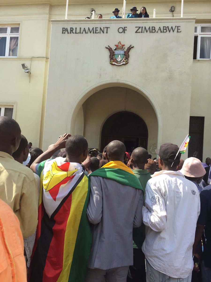 povonewstv's tweet photo. #Zimbabwean citizens outside the #Zimbabwe parliament as MPs start process to impeach #Mugabe
=>Tuesday 21 November 2017
#MugabeImpeachment #MugabeMustGo #MugabeMustGoNow #MugabeMustFall https://t.co/Q2cYLIzMIW