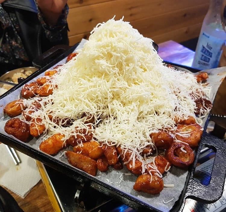 AdmidOne47's tweet photo. 韓国 弘大 🇰🇷

｢배떼기곱찬｣ 🍗

チーズたっぷり、おいしそう https://t.co/Chg5xP0QU2