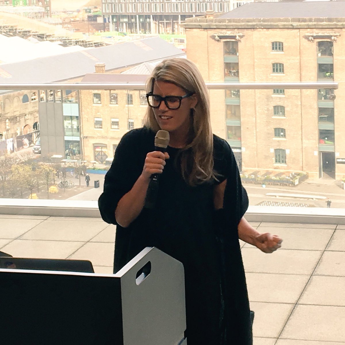 Gill_Benjamin's tweet photo. Kicking off #startupandbloom conference with the amazingly inspiring Pip Jamieson, founder of @The_Dots_UK - LinkedIn for creatives. Sharing frank learnings and advice with incredible energy and positivity. #femalefounders https://t.co/h9kNh1hqMp
