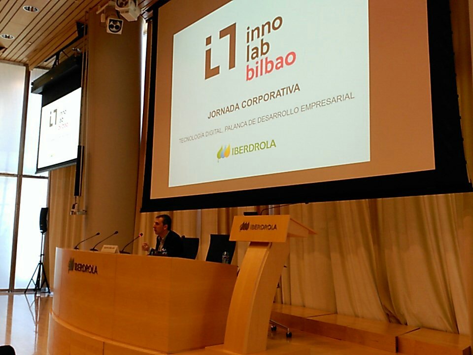 calonsonet's tweet photo. Tomando notas para @bilbaometropoli durante la ponencia de Agustín Zubillaga, investigador de @orkestra, en la jornada corporativa sobre tecnología digital de @InnolabBilbao #ILB17 https://t.co/OqwYL3B0X1