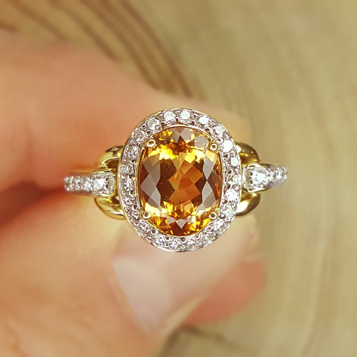 zomacolor's tweet photo. We love both yellow orange precious topaz, like this one, and the more red version sometimes called Imperial topaz.  Which do you prefer? #zomacolor #precioustopaz #topaz #november #birthstone #custom #unique #different #rings #jewelry #finejewelry #wow https://t.co/MgTlPkt7Tg