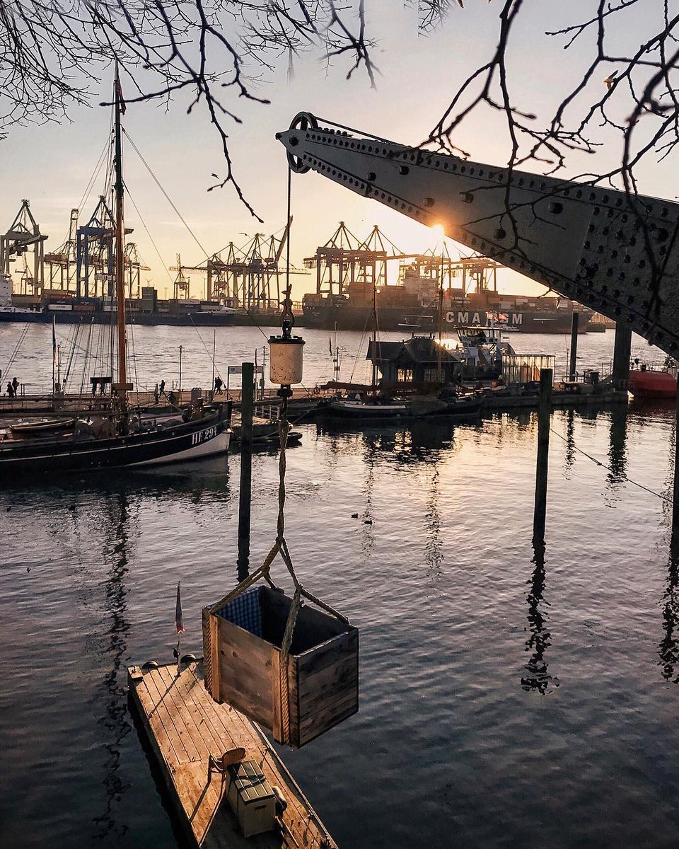 hansegang's tweet photo. “Auf die gewaltigen Tiere
mit metallenen Krallen 
mit Neonlicht-Augen
und die Container, die fallen…“

#Hamburg #Övelgönne @hamburg_de @mein_hamburg @visitHamburg @Group_HH @BilderHamburg @GermanyTourism @visit_germany @deutschland https://t.co/jJWbEAUFZU
