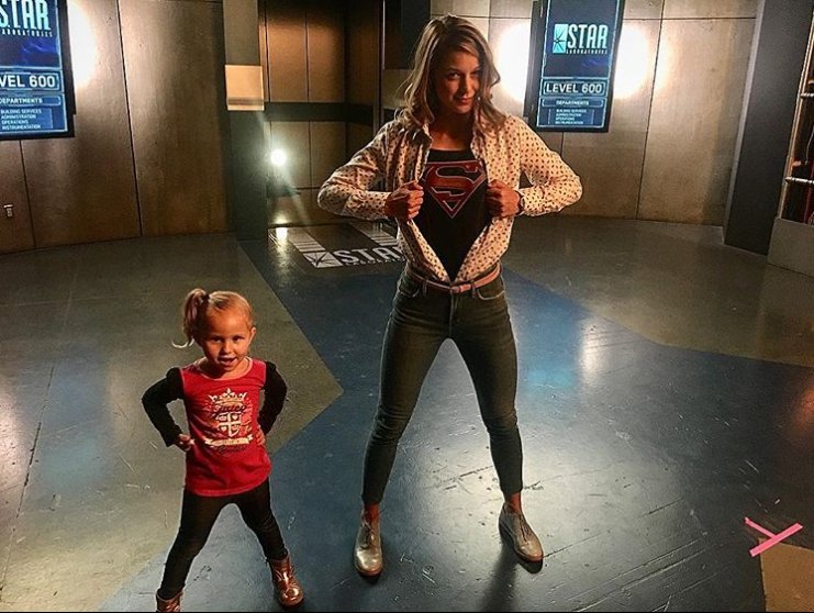 Daily メリッサブノワ 17 11 ジェームズ バンフォードのインスタより Dcクロスオーバー撮影中のセットにて スーパーガールに会うためにパパの仕事場に連れて行ってくれる 彼女に飛び方を教えてもらいたいの という娘の願いを