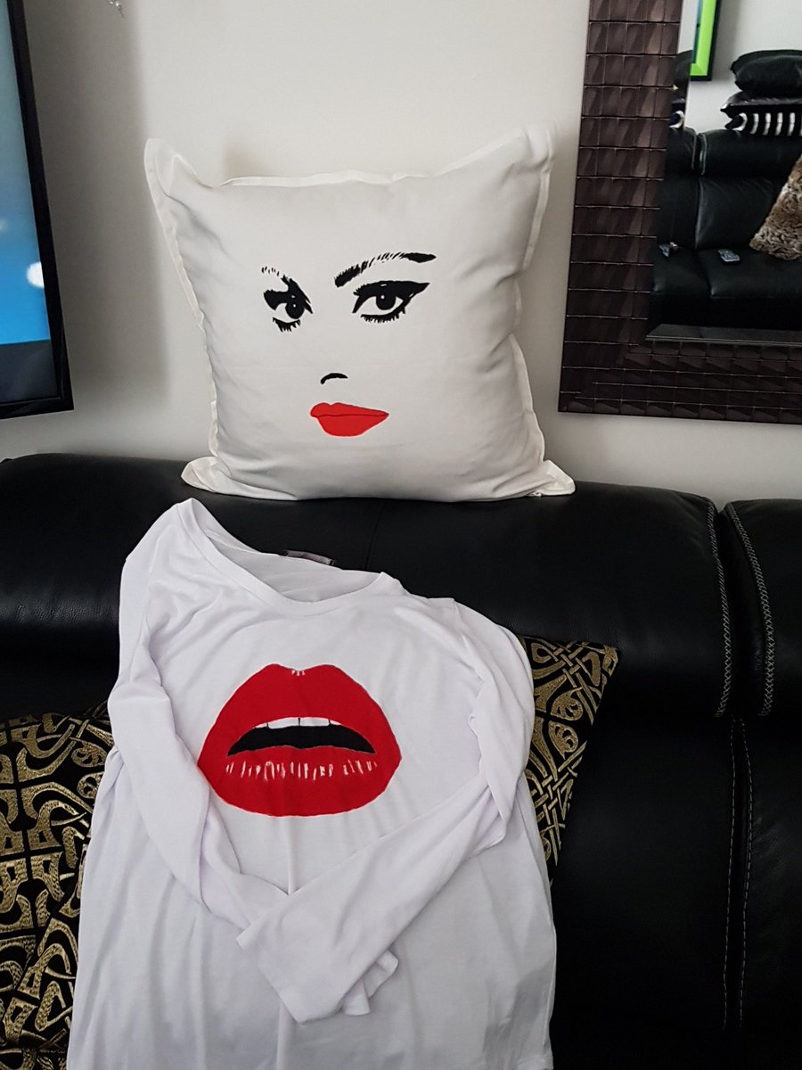 missypmc1's tweet photo. Just to say I'm In love with this funky Tee @GinaPotter1 #Artist #vintage #classicFashion love it Gina and my pillow in the background 👄👄👄👄thanks #missyb💋will be jealous 😂🤣 https://t.co/ffFfoCTuFU