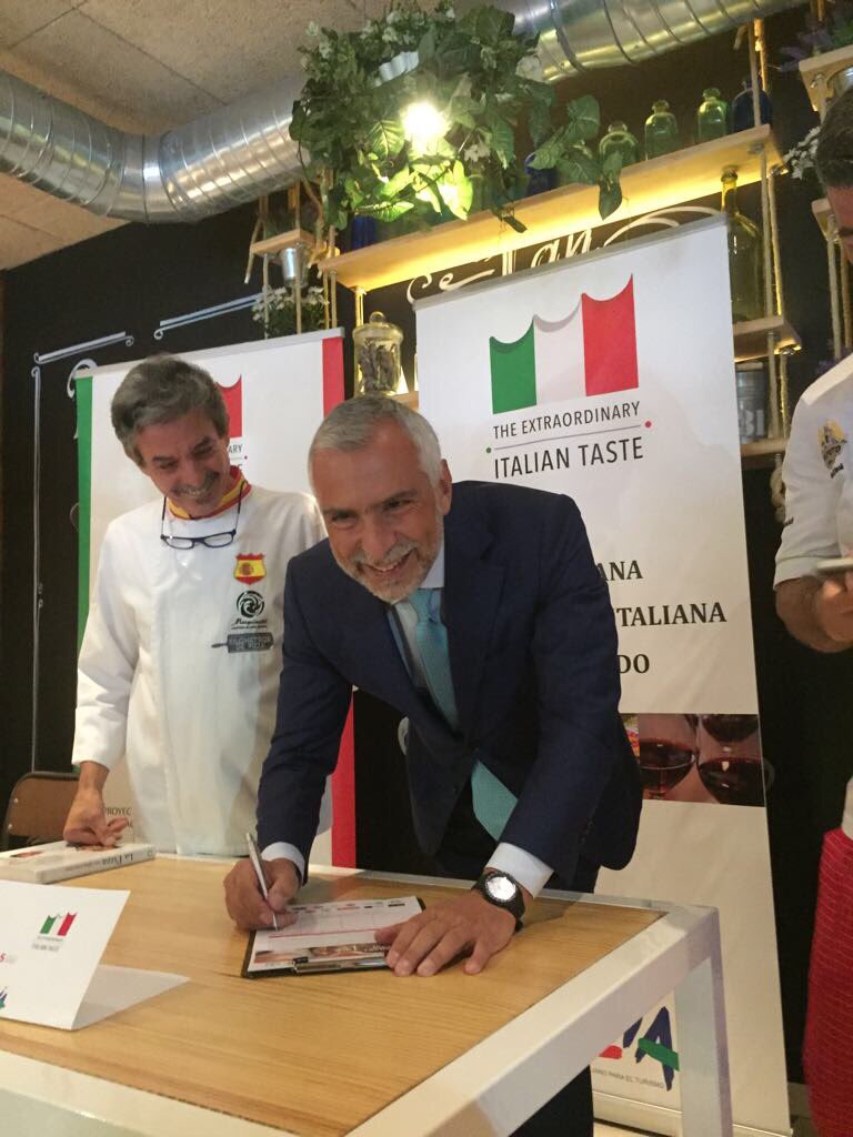 ItalyinSpain's tweet photo. Promocionando la candidatura de "el arte de los pizzeros napolitanos" a patrimonio inmaterial de la @UNESCO . ¡Únete y firma la petición! @EnitMadrid con él pizzero italiano Fabio Cristiano y @Marquinetti #pizzaUnesco #ItalianTaste https://t.co/UfPoCHWJOa