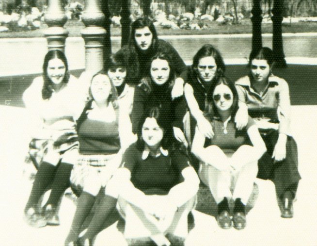 ConchiBarrios40's tweet photo. También quiero agradecer de corazón todos los comentarios recibidos en los días pasados, que me animaron a continuar publicando lo que viví tras mi llegada a Madrid hasta el 2 de noviembre de 1977. Palabras muy hermosas que no he podido responder en su momento. Gracias de verdad. https://t.co/5g54Ct8kx2